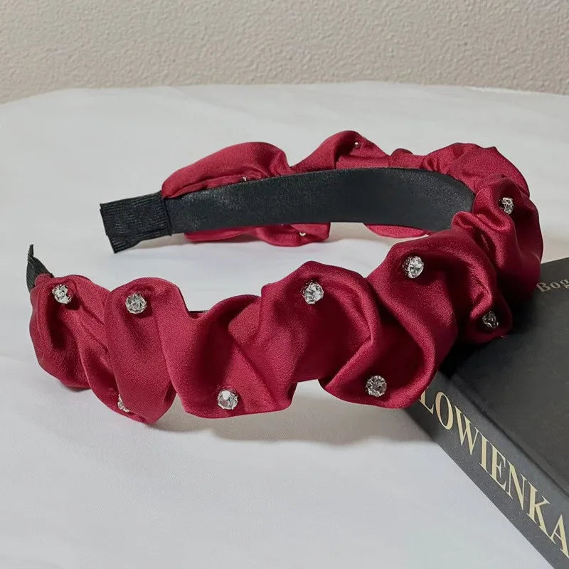 Red Christmas fashion headband with vintage wool style, festive cloth hair accessory for holiday holiday season.
