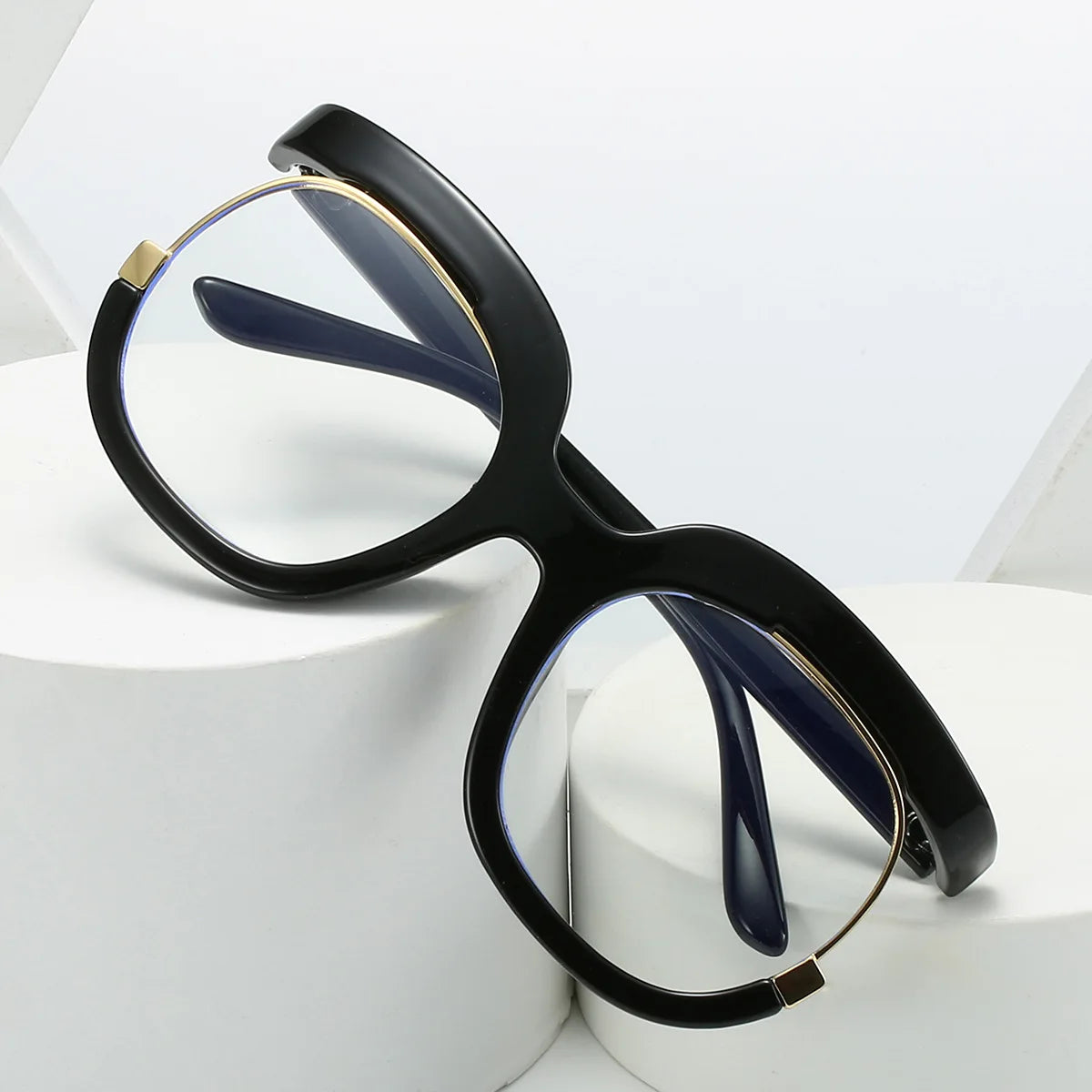 Large frame Y2K decorative glasses with flat lenses, fashionable eyewear for women, featuring trendy transparent design and bold style.
