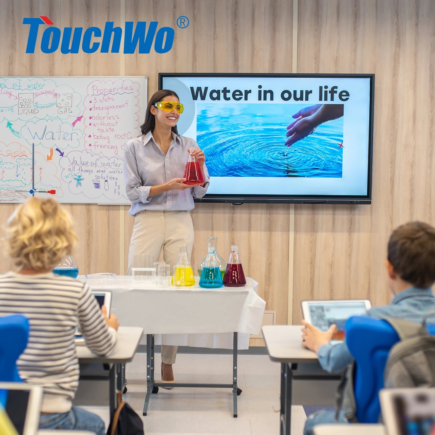 R.E.D. Shopping TouchWo 32-65 inch interactive whiteboard with smart touch display, ideal for collaborative presentations and digital learning.
